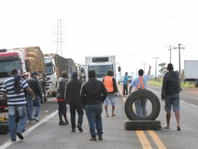 Caminhoneiros mantêm bloqueios em 74 pontos das rodovias de MS