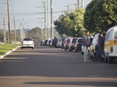 Motoristas dormem em fila de posto na esperança de abastecer