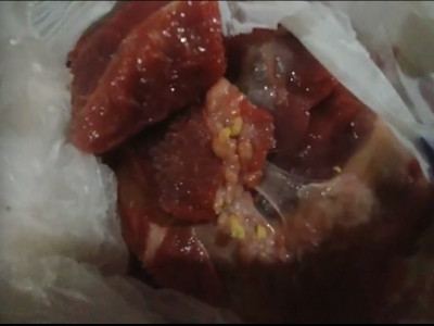  VÍDEO: jovem compra carne com pus em supermercado da Capital