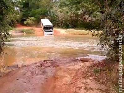Com ponte interditada, ônibus escolar cruza córrego em Coxim