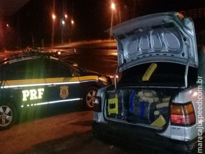 Homem atira contra polícia, arranca e abandona droga