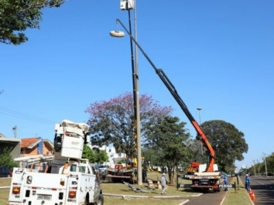 Lâmpadas de LED começam a ser instaladas na Avenida Afonso Pena