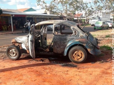 Ninguém entendeu: enquanto Fusca pega fogo, dono abandona local