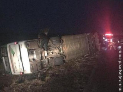Sete pessoas ficam feridas após ônibus tombar na BR-163
