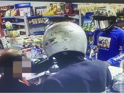 Homens armados roubando padaria em Dourados