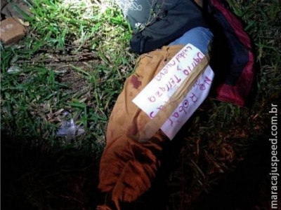 Assassinos deixam "recado" junto a corpo de jovem executado