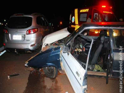 Belina bate em carro de luxo e motorista foge a pé