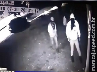 Dupla suspeita de roubos é presa saindo de residência