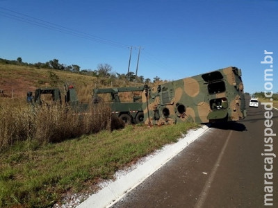Guincho do Exército tomba durante resgate de blindado
