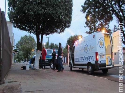 Homem é encontrado morto em calçada