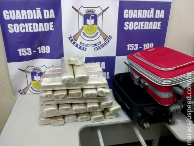 Jovens são flagradas com mala cheia de drogas