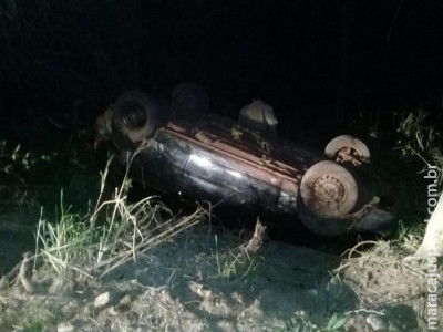 Motorista de 21 anos fica ferido após carro capotar na MS-428