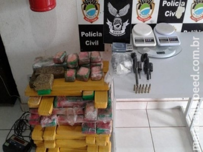 Polícia apreende armas, maconha e cocaína nas Moreninhas