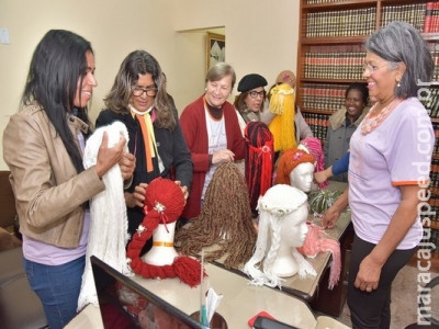 Projeto cria perucas de princesas para crianças com câncer