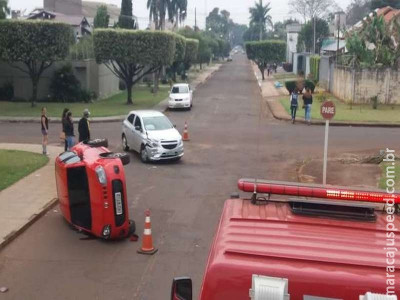 Uno tomba após colisão com Ônix no Jardim Girassol