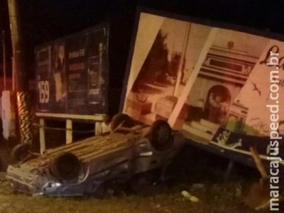 Carro capota, bate em outdoor e três pessoas ficam feridas