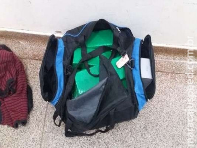 Mulher é flagrada com mochila carregada com maconha em ônibus