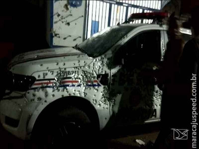 Quadrilha metralha viatura policial e explode agência bancária