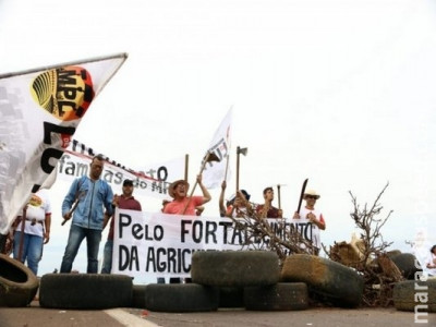 Bloqueio de sem-terra atinge três rodovias em MS nesta manhã