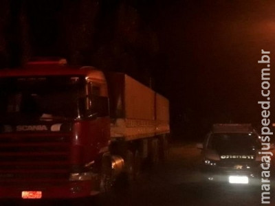 Carreta furtada no Paraná é recuperada em MS e motorista preso