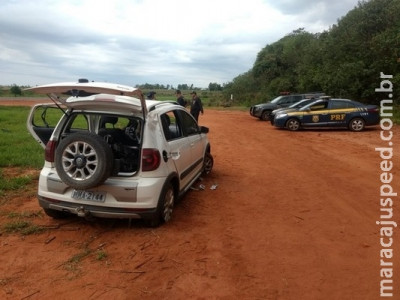Carro capota e motorista fica ferido em perseguição policial