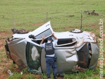 Carro carregado de maconha capota na MS-040 e traficante foge