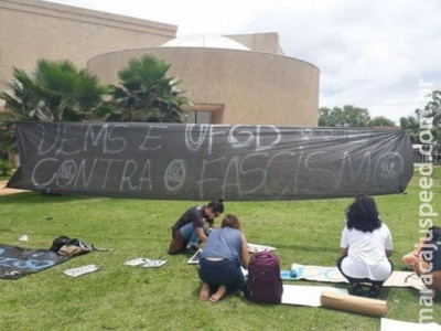 Estudantes protestam contra juiz que proibiu ato sobre fascismo