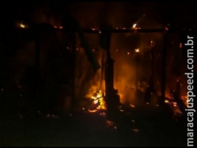 Incêndio destrói casa de madeira de vendedor ambulante