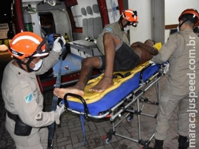 Jovem é baleado no peito na frente da própria casa
