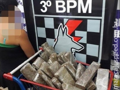 Mãe de 2 filhos é flagrada com droga de namorado preso