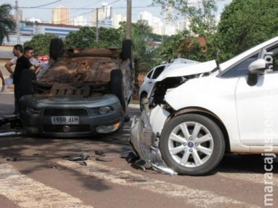 Veículo capota e motorista põe culpa em semáforo estragado