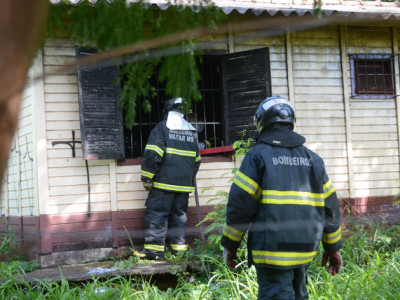 Casa pega fogo e mobiliza bombeiros