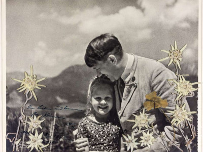 Foto rara exibe Hitler abraçado com criança judia