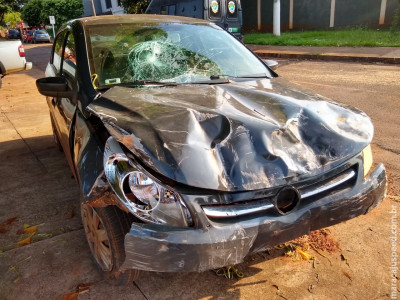 Homem embriagado invade moradia de ex com carro