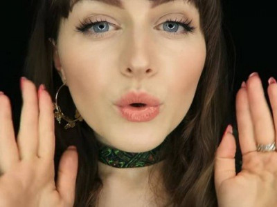  Jovem inglesa fatura R$ 300 mil por ano com sussurros