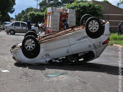 Motorista desrespeita sinalização e causa acidente