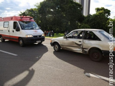 Motorista é "fechado", roda na pista e fere duas pessoas em moto