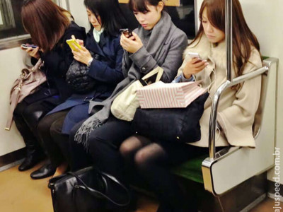  Para não conversar, 79% dos brasileiros fingem usar o celular