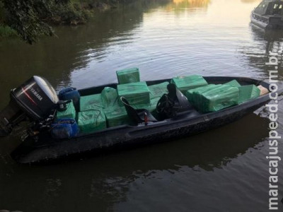 PF prende moradores de MS com embarcação carregada de cigarros