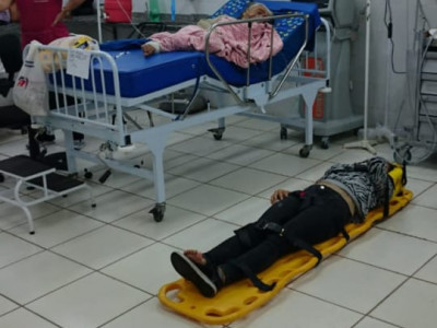 Sem macas, pacientes esperam por atendimento no chão