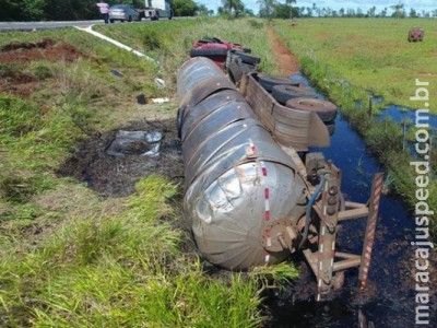 Carreta que levava adubo sai da pista e tomba na MS-395