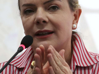  Gleisi diz esperar que Lula saia da prisão antes do Natal