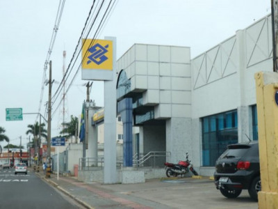 Jovem que fugiu do presídio arromba agência bancária 