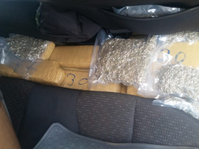 DOF apreende veículo com drogas e três são presos