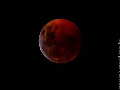 Eclipse lunar total é observado em várias partes do mundo