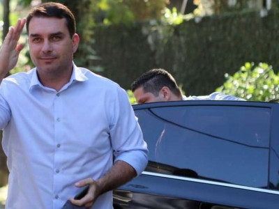  Flávio Bolsonaro avisa pelo Facebook que não irá depor no MP