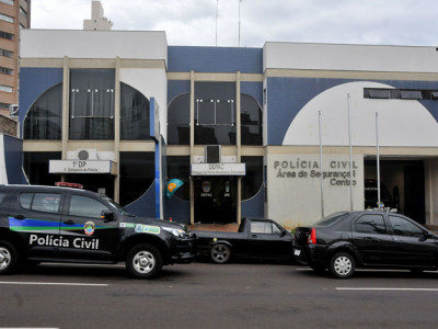 Homem dispara tiros na rua e se tranca em casa com criança