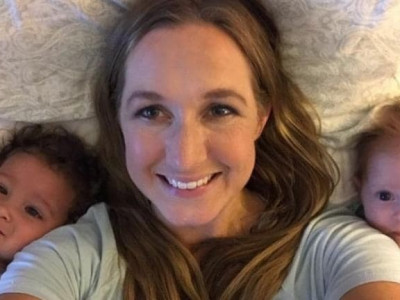 Mãe descobre que seus dois filhos adotivos são irmãos