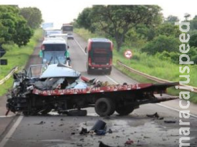 Motorista do Paraná morre em colisão com bitrem na BR-267