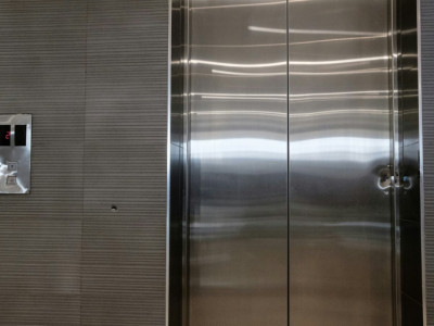 Mulher passa três dias presa em elevador 